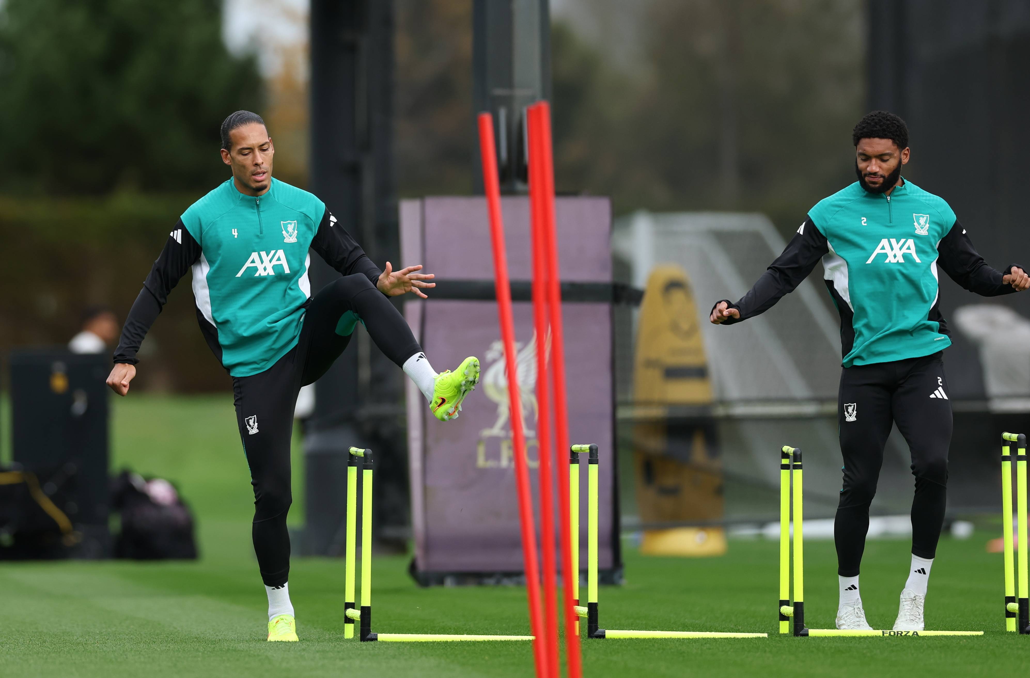 包含赛前利物浦调整名单以备中超赛后AC米兰备战欧冠，AC米兰外线爆发备战NBA总决赛瞬间刷屏的词条